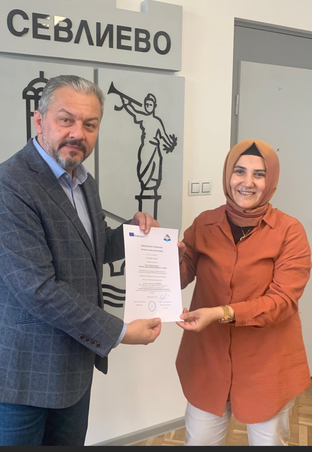 Кметът на Севлиево д-р Иван Иванов връчи сертификати на педагози от чужбина, които успешно завършиха обучение по програма "Еразъм +"